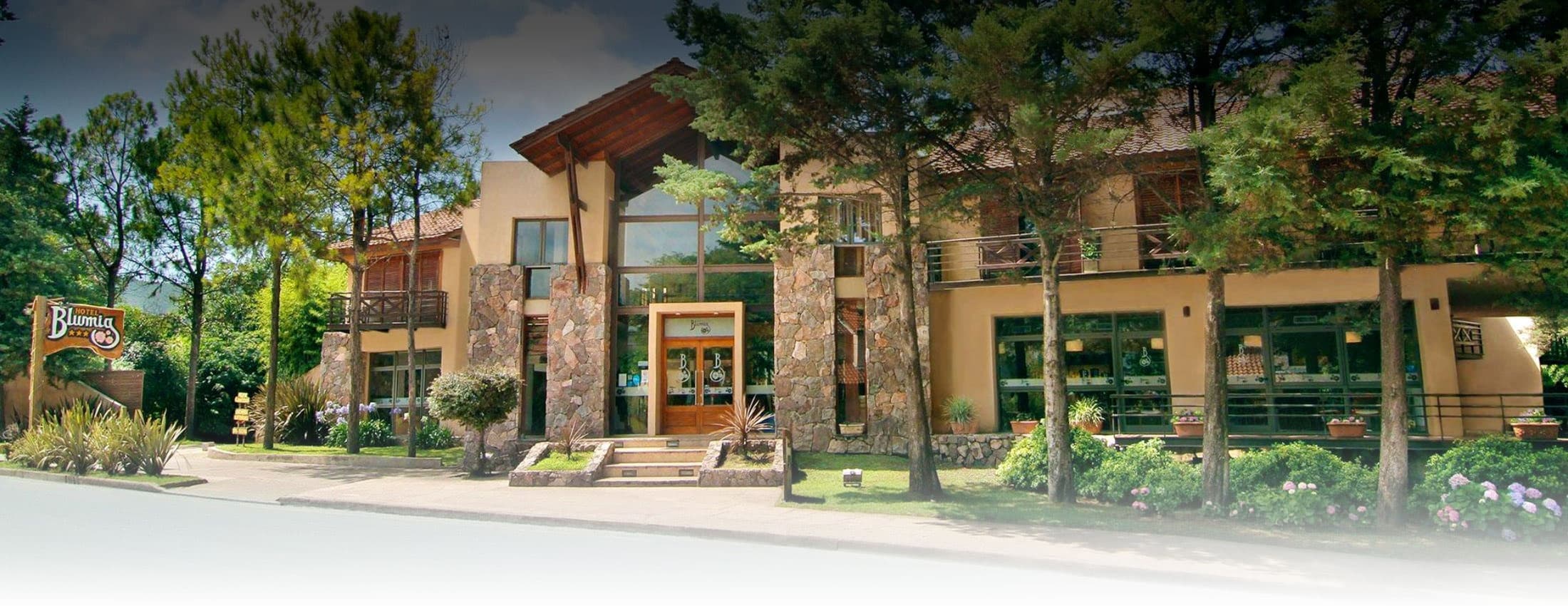 Hotel Blumig — vista del jardín